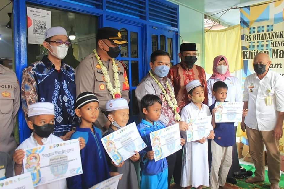 Ratusan Anak-anak mengikuti khitan Massal gratis bertepatan dengan momentum HUT Bhayangkara 76.