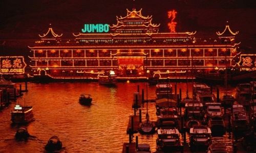 Meskipun sudah tutup sejak awal pandemi, restoran ikonis di Hong Kong, Jumbo, karam saat akan dipindahkan.