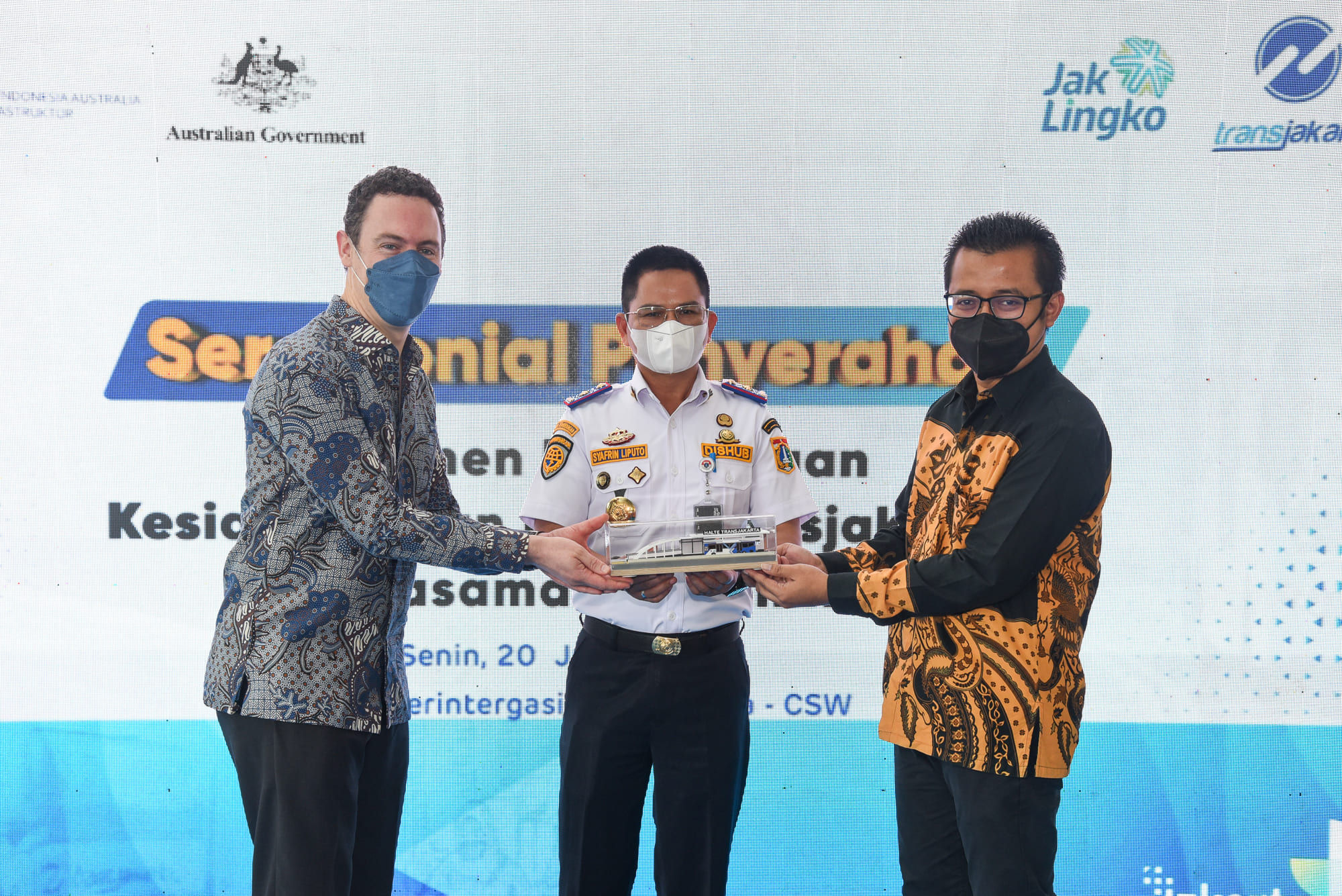 Pemerintah Australia secara resmi menjalin bekerja sama dengan PT Transportasi Jakarta (TransJakarta) menghadirkan transportasi umum yang aman dan berkualitas tinggi di Jakarta.