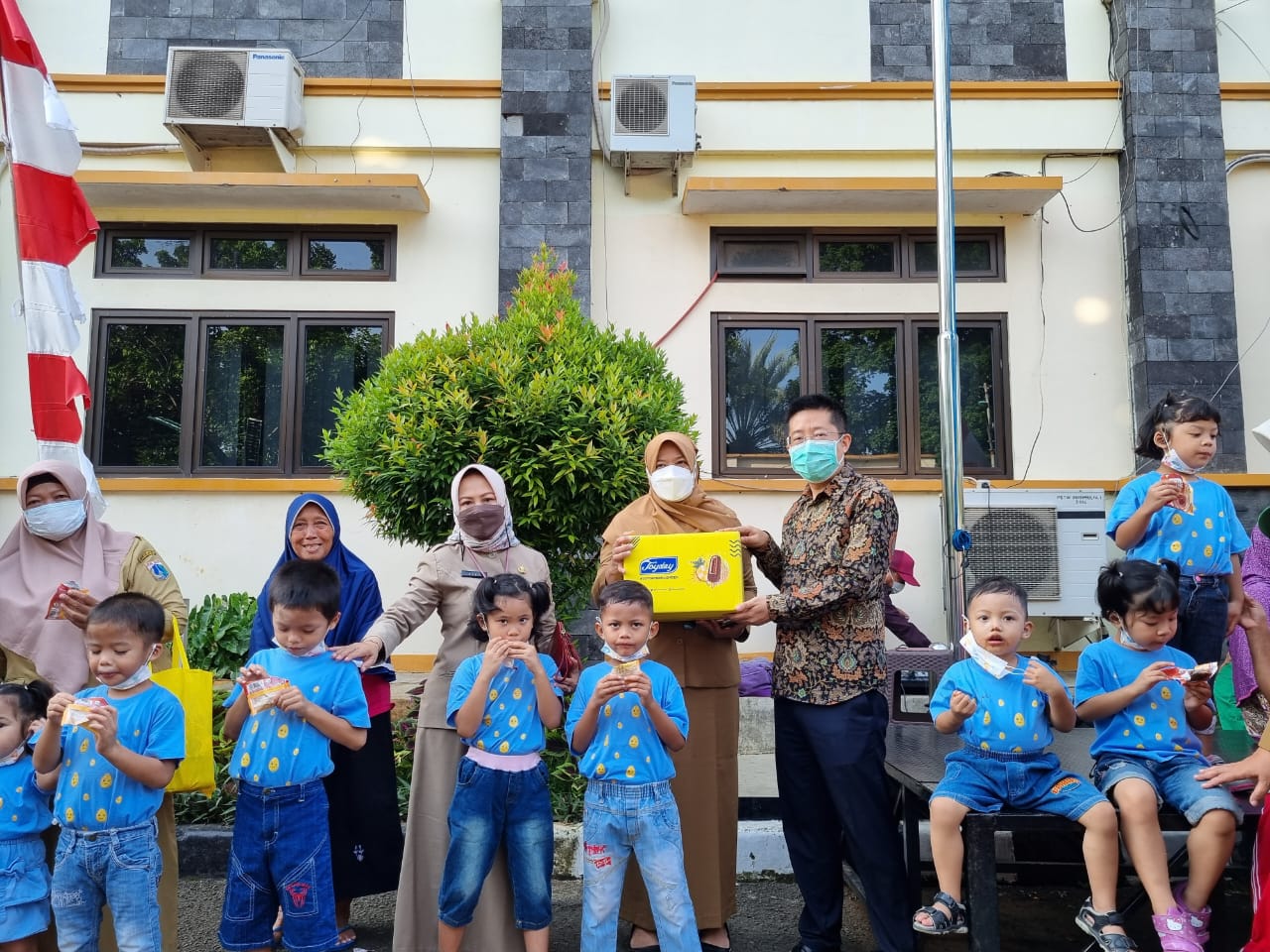Yili Indonesia membagikan es krim gratis pada HUT ke-495 DKI Jakarta
