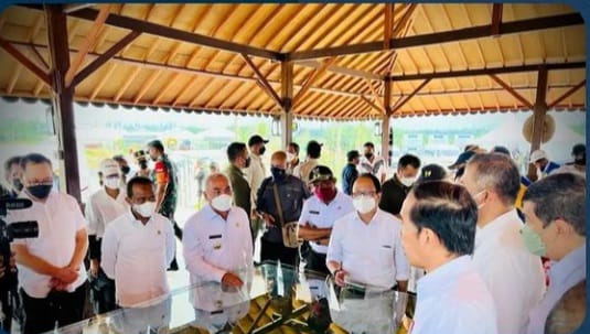Presiden Joko Widodo meninjau pembangunan Bendungan Sepaku, Semoi di desa Tengin Baru, Kecamatan Sepaku, Kabupaten Penajam Paser Utara, Rabu, 22 Juni 2022