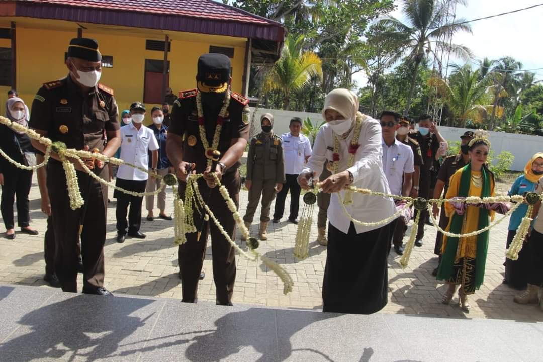 Kajari Kalsel berasa Bupati Barito Kuala meresmikan Rumah Restorative Justice (RRJ) di Sungai Gampa.