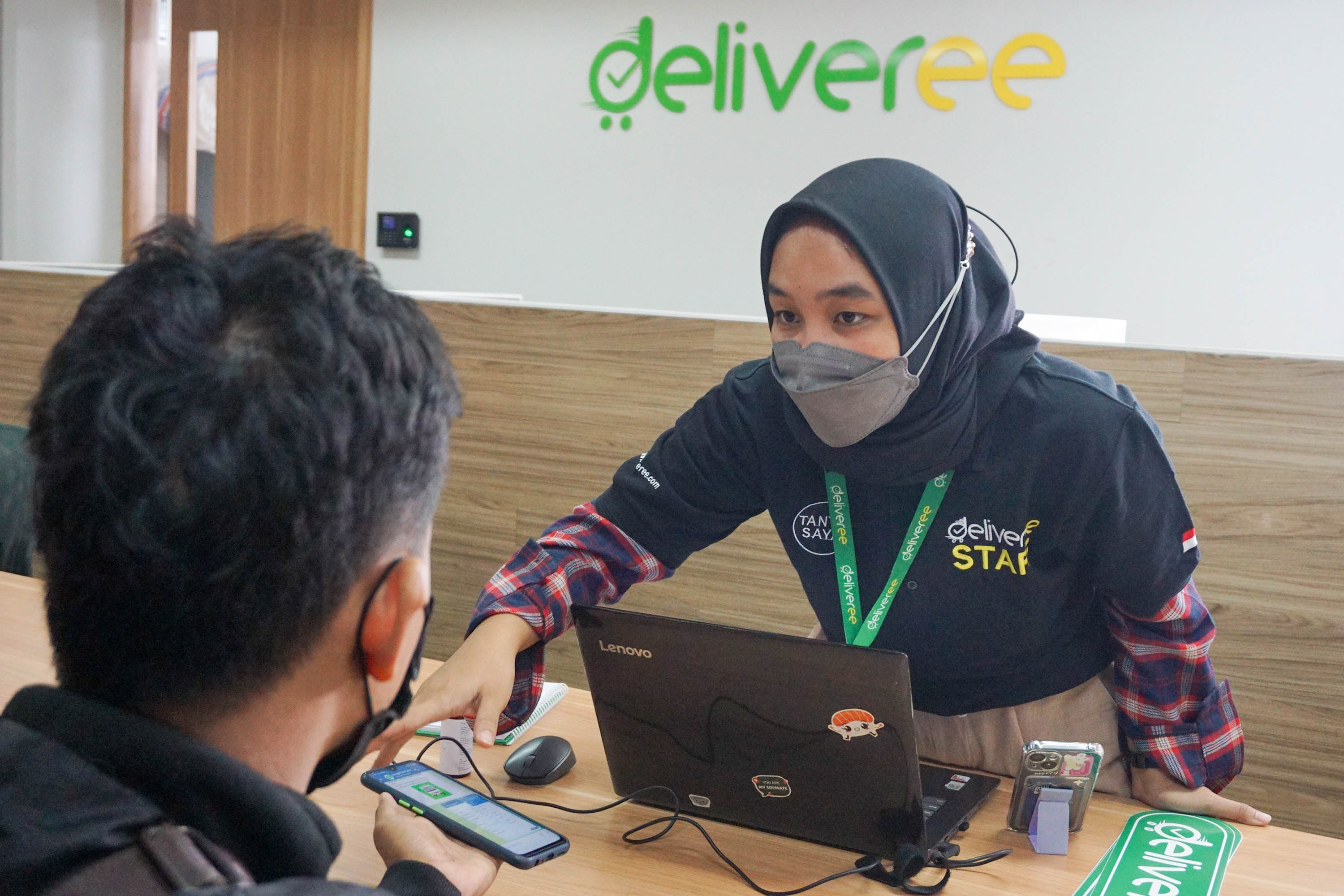 Karyawan beraktivitas di kantor pusat Deliveree di Jakarta pada Kamis, 23 Juni 2022. Foto: Ismail Pohan/TrenAsia