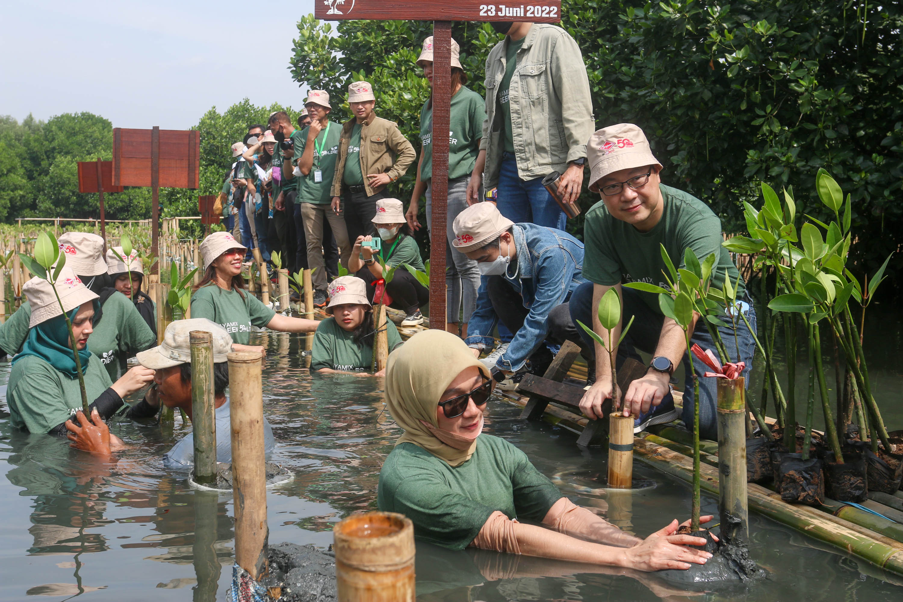 President Director Jayamix by SCG, Vorapong Panavasu (kanan) bersama karyawan melakukan penanaman mangrove di Taman Wisata Alam Mangrove Angke Kapuk (PIK), Jakarta Utara, Kamis, 23 Juni 2022. Foto: Ismail Pohan/TrenAsia