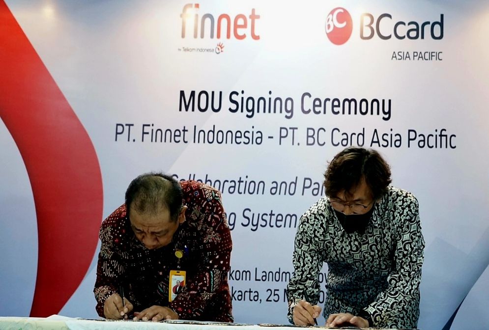 Penandatanganan MoU dilakukan oleh Direktur Operation and Innovation Finnet Aribowo (kiri) dan CEO BC Card Asia Pacific Lim Nam Hun
