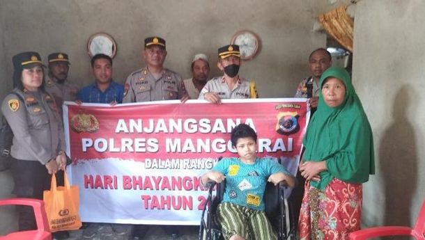 Jelang Hari Bhayangkara Ke-76, Polres Manggarai Gelar Kegiatan Anjangsana dan Bagi Sembako