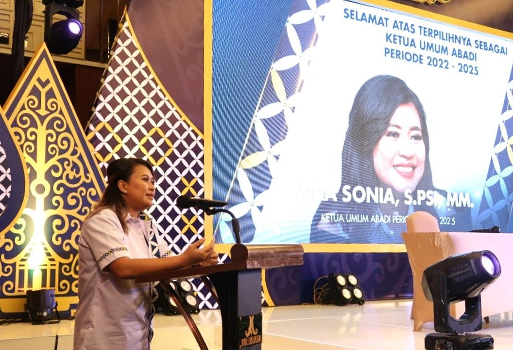 Mira Sonia memberikan sambutan setelah kembali terpilih menjadi Ketua Umum Asosiasi Bisnis Alih Daya Indonesia (ABADI) periode 2022-2025 melalui Rapat Umum Anggota ABADI di Hotel Royal Ambarrukmo Yogyakarta, Kamis (23/6/2022).