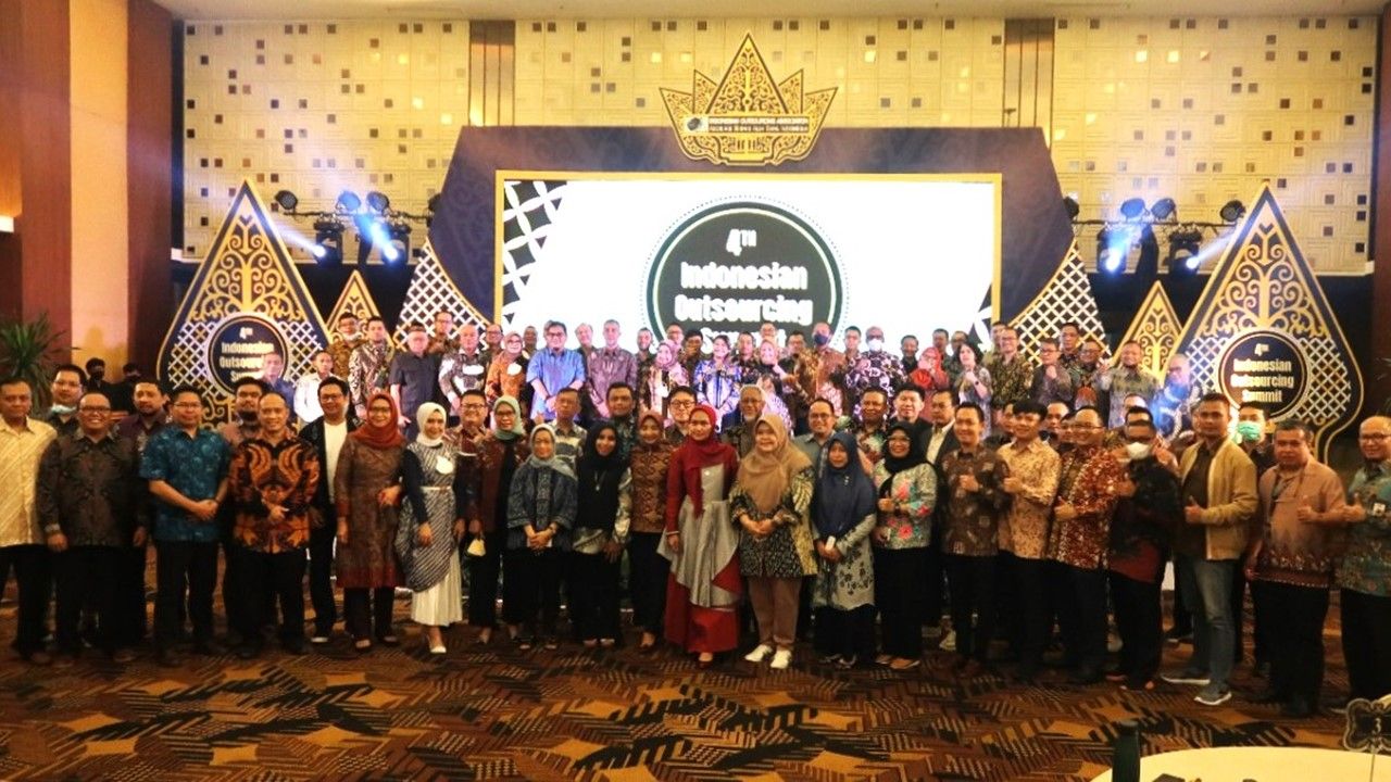 Sesi foto bersama peserta 4th Indonesian Outsorcing Summit di Hotel Royal Ambarrukmo, Yogyakarta, Kamis (23/6/2022).