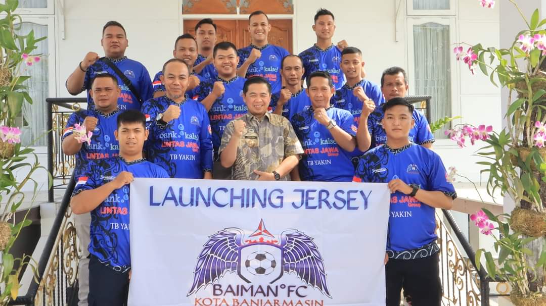 Personel Satpol PP Banjarmasin meluncurkan Jersey bola Baiman FC