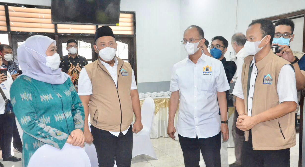 (ki-ka) Gubernur Jawa Timur Khofifah Indar Parawansa bersama Bupati Gresik Fandi Akhmad Yani, Ketua Umum Kadin Jatim Adik Dwi Putranto dan Ketua Kadin Gresik Choirul Rizal saat meresmikan Rumah Vokasi di Gresik, Jumat (24/6/2022).