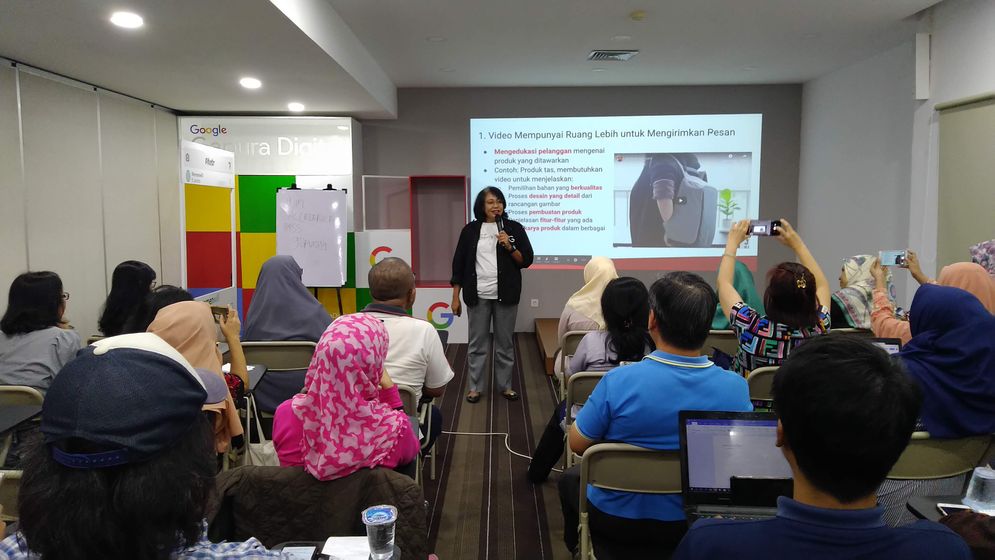 [Foto] Diana saat mengajar kelas Women Will offline.jpeg