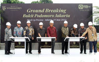 President Director PT Agung Podomoro Land Tbk Bacelius Ruru (Tengah) beserta Komisaris Utama Sofian Effendi (ketiga dari kanan), pemegang saham Umar Suwandi (keempat dari kiri), Vice President Director Noor Indradjaja (keempat dari kanan), Corporation and
Operational Director Paul Christian (kedua dari kiri), Marketing Director Agung Wirajaya (ketiga dari kiri), dan Chief Marketing Officer Bukit Podomoro Jakarta Zaldy Wihardja (kiri) secara resmi memulai Ground Breaking Bukit Podomoro Jakarta di Kawasan
Bukit Podomoro Jakarta, Jakarta Timur. Sabtu 25 Juni 2022. Foto : Panji Asmoro/Trenasia