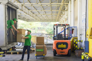 Deliveree drivers loading at warehouse.jpg