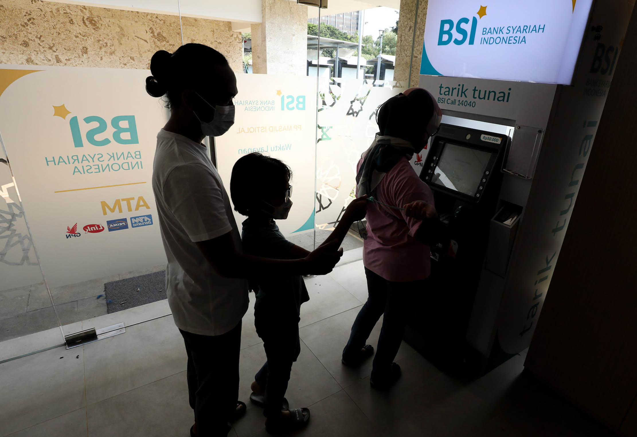 Antrian nasabah di sebuah ATM BSI kawasan Istiqlal Jakarta. Foto : Panji Asmoro/TrenAsia