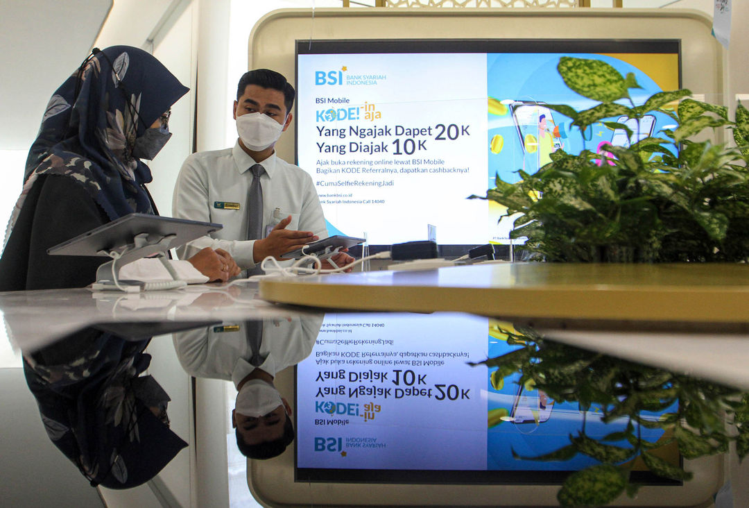 Aktifitas pelayanan perbankan di salah satu cabang BSI kawasan Gatot Subroto, Jakarta. Foto : Panji Asmoro/TrenAsia