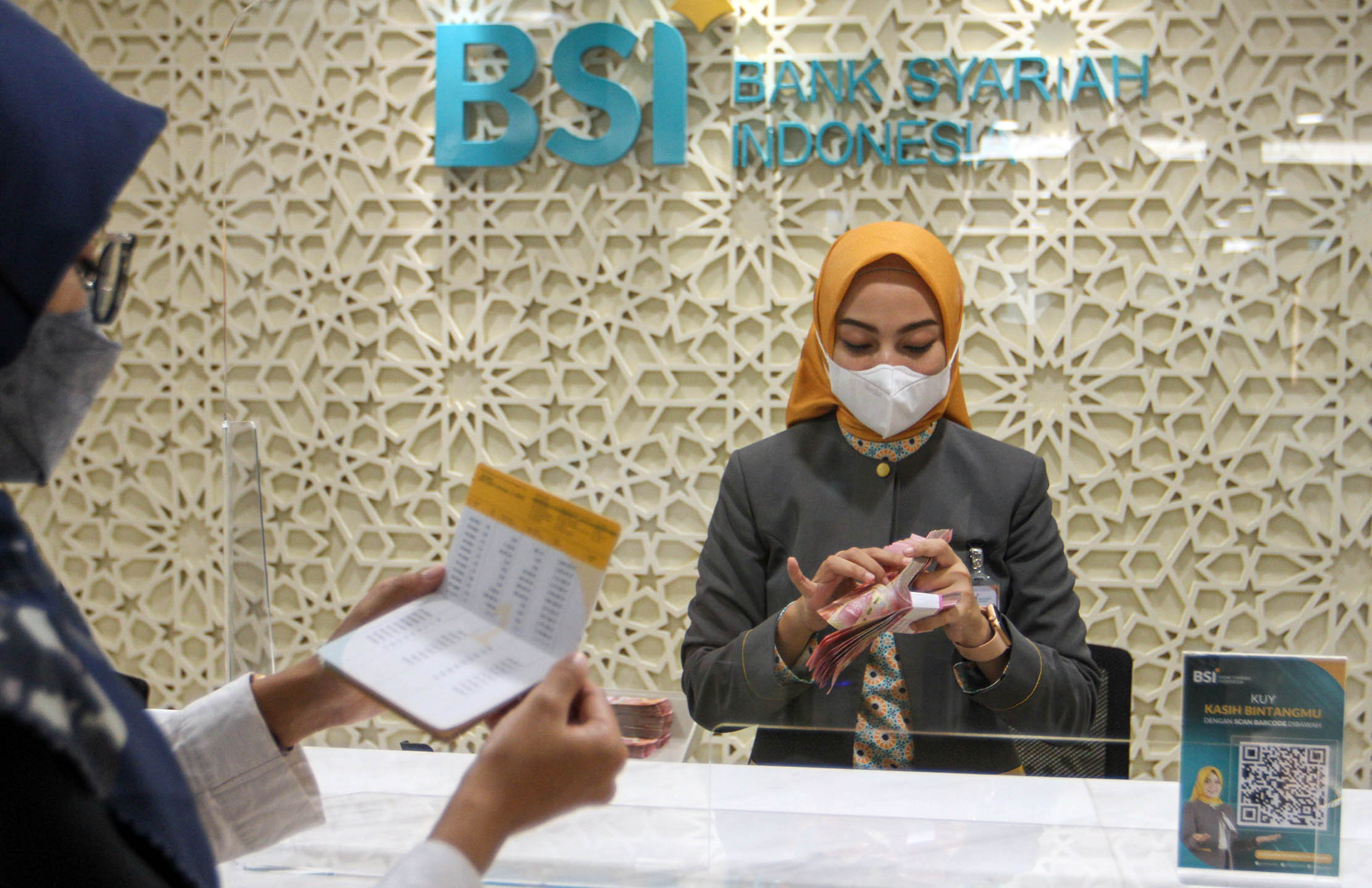 Aktifitas pelayanan perbankan di salah satu cabang BSI kawasan Gatot Subroto, Jakarta. Foto : Panji Asmoro/TrenAsia