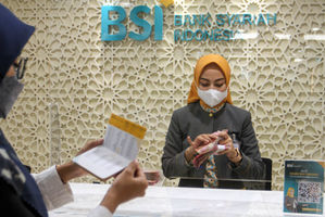 Aktifitas pelayanan perbankan di salah satu cabang BSI kawasan Gatot Subroto, Jakarta. Foto : Panji Asmoro/TrenAsia