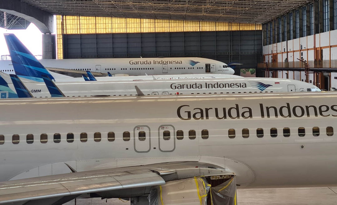 Pesawat Garuda saat melakukan perawatan di GMF Bandara Soekarno Hatta Tangerang. Foto : Panji Asmoro/TrenAsia