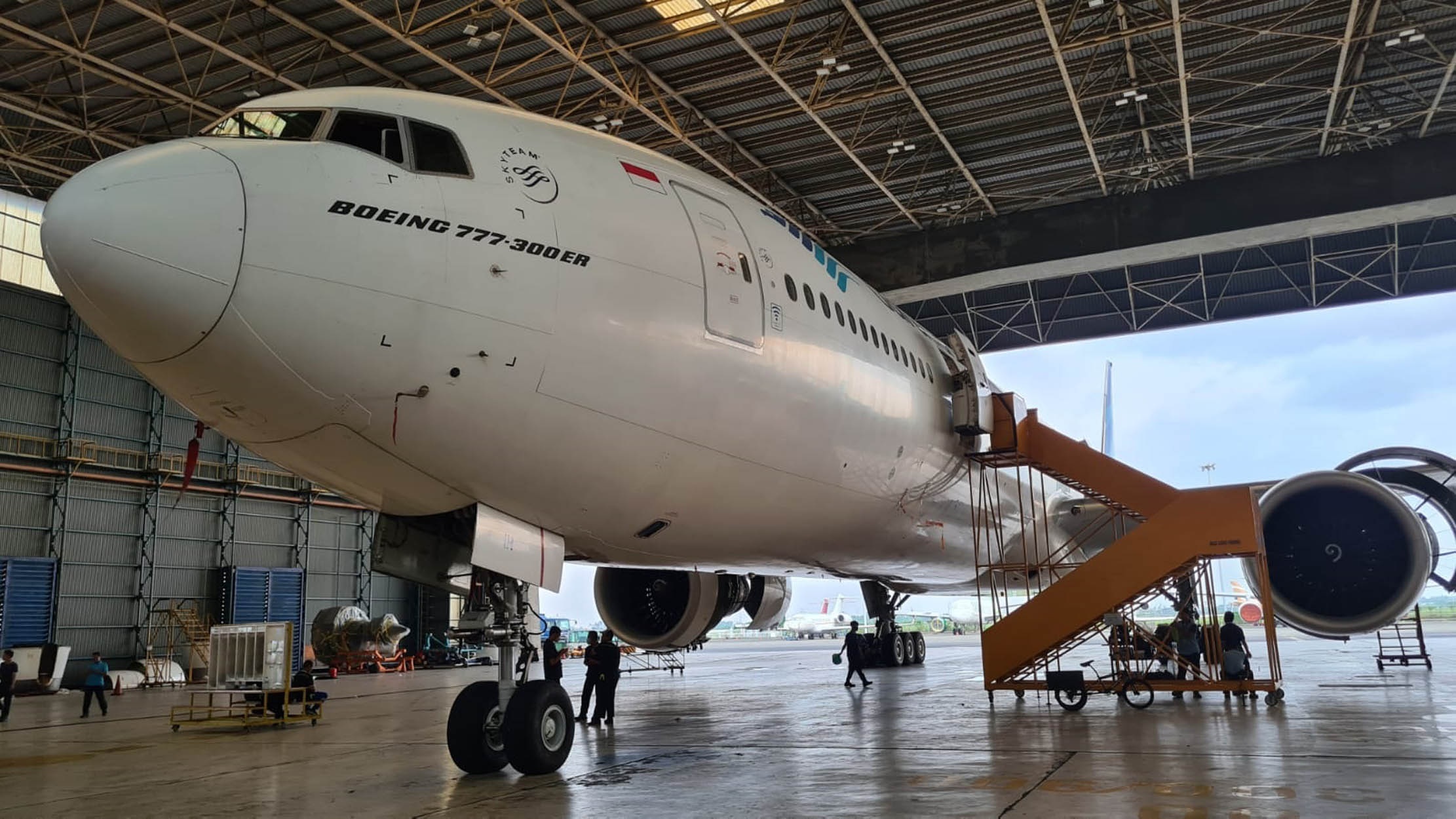 Pesawat Garuda saat melakukan perawatan di GMF Bandara Soekarno Hatta Tangerang. Foto : Panji Asmoro/TrenAsia