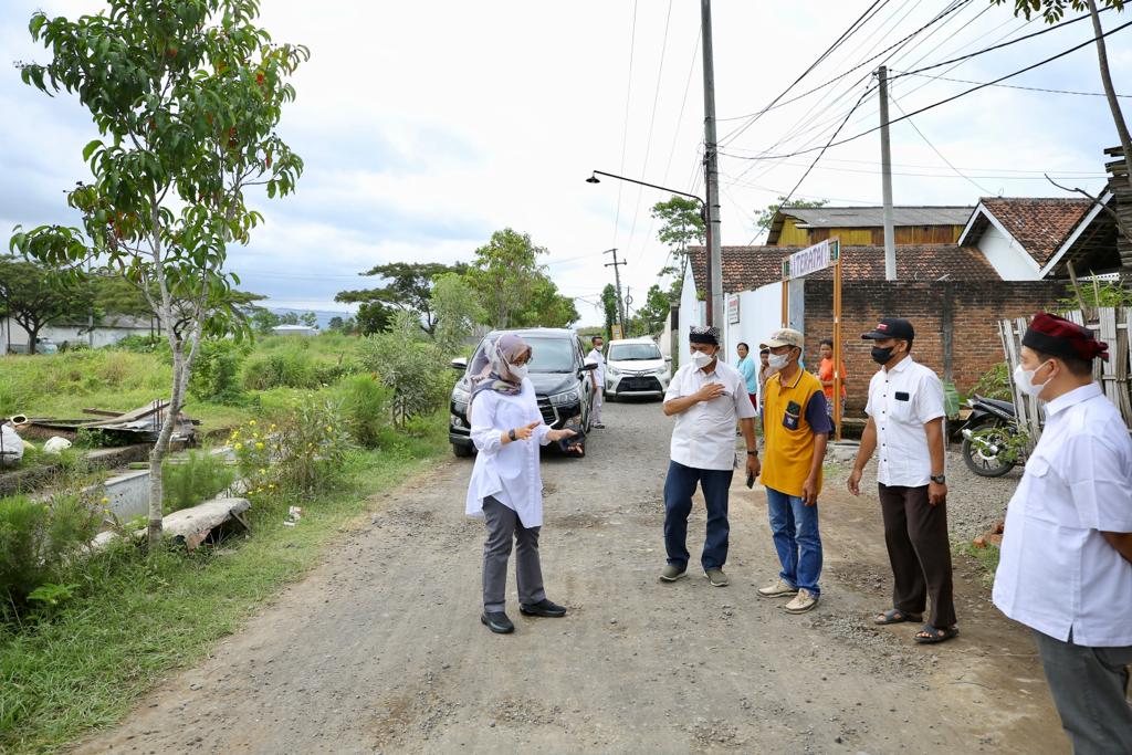 Tercatat ada 1.000 titik jalan yang harus diperbaiki infrastrukturnya di wilayah Banyuwangi. Selain perbaikan jalan, juga ada yang perlu dibangun.