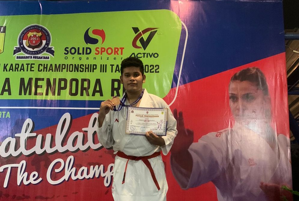 Erikson Josua Napitupulu, mahasiswa Prodi Teknik Informatika yang turun dalam kelas Kumite Senior +84 Kg Putra menempati juara tiga. 