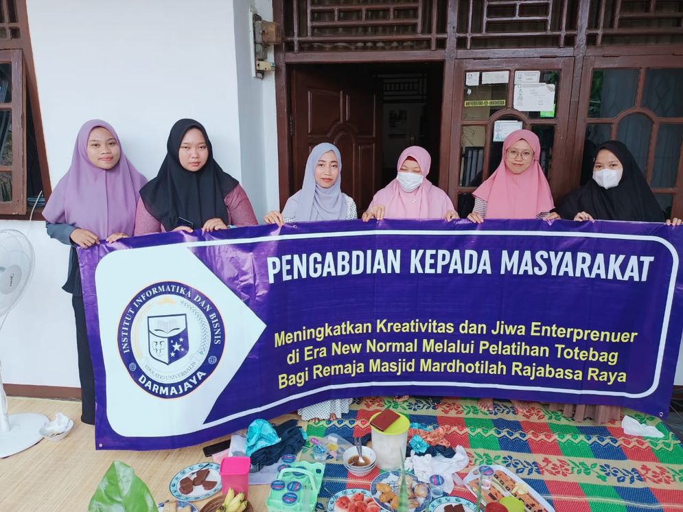 Pengabdian masyarakat ini mengangkat  judul Meningkatkan Kreativitas dan Jiwa Enterpreneur di Era New Normal Melalui Pelatihan Totebag Bagi Remaja Masjid Mardotilah Rajabasa Raya.