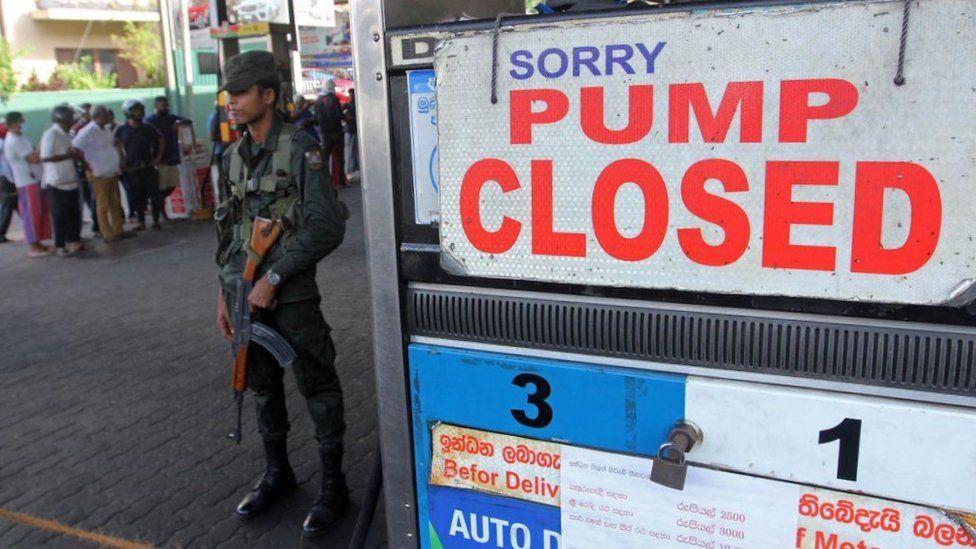 Akibat krisis yang tengah menghantui Sri Lanka, penjualan bensin bagi kendaraan non-esensial akan dihentikan selama dua minggu.