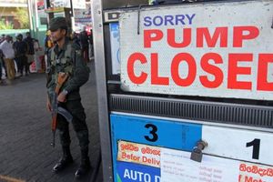 Akibat krisis yang tengah menghantui Sri Lanka, penjualan bensin bagi kendaraan non-esensial akan dihentikan selama dua minggu.