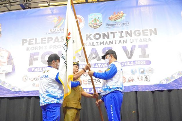 Gubernur Kaltara, Zainal Paliwang melepas kontingen Kaltara yang berlaga di FORNAS VI Palembang. Pelepasan ditandai dengan penyerahan pataka kepada Ketua KORMI Kaltara Yansen TP, Selasa (28/6).