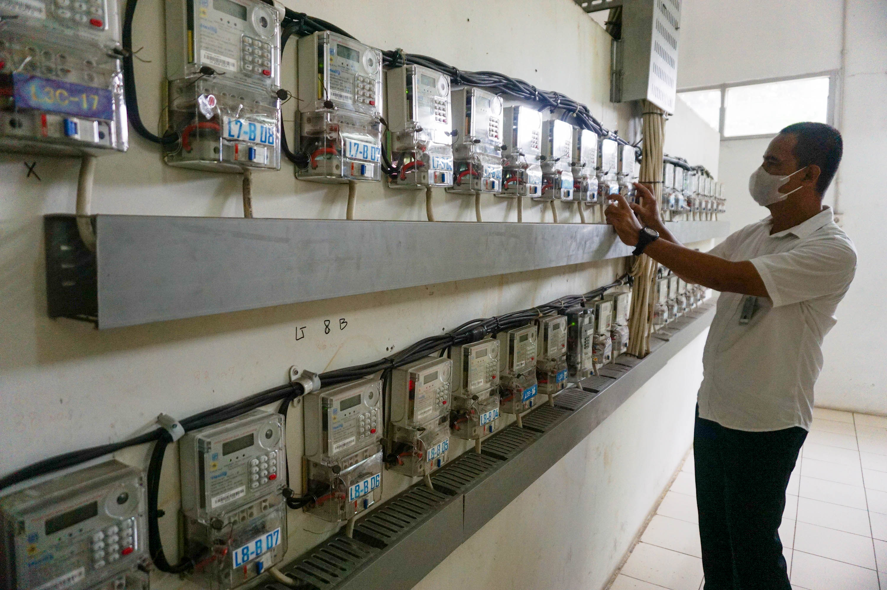 Petugas melakukan pengisian daya di instalasi  listrik salah satu Rusunawa di Jakarta, Rabu, 29 Juni 2022. Foto: Ismail Pohan/TrenAsia