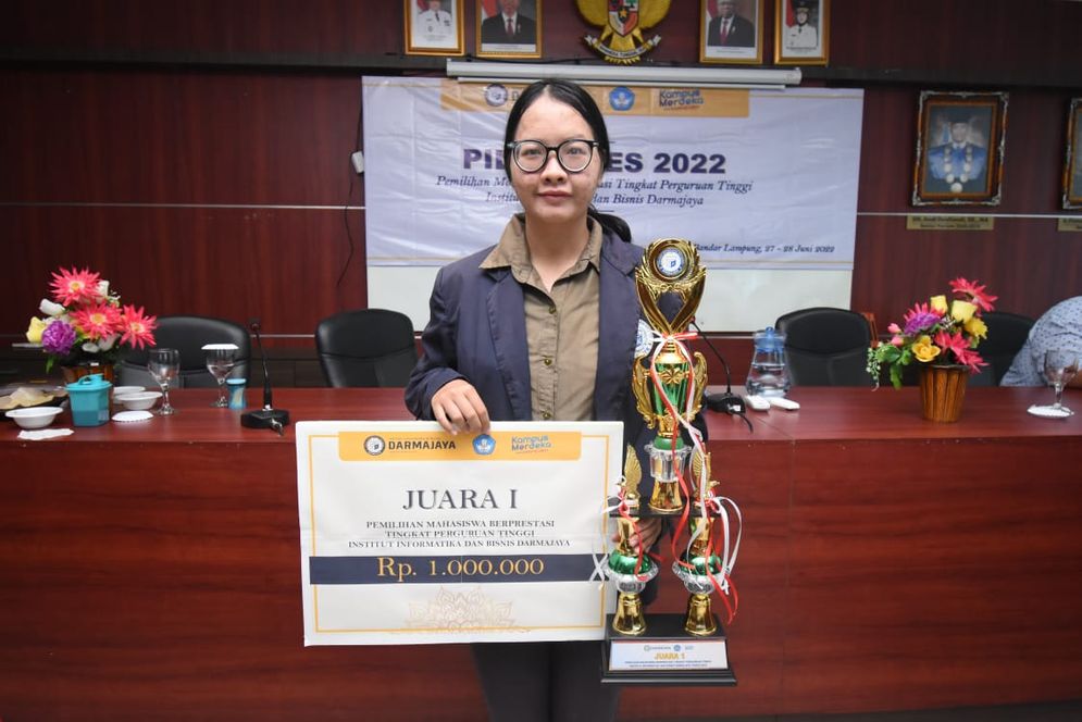 Indri Oktavia Mahasiswi Prodi Akuntansi IIB Darmajaya akan mewakili Pilmapres tingkat Lembaga Layanan Pendidikan Tinggi Wilayah (LLDikti) Wilayah II.