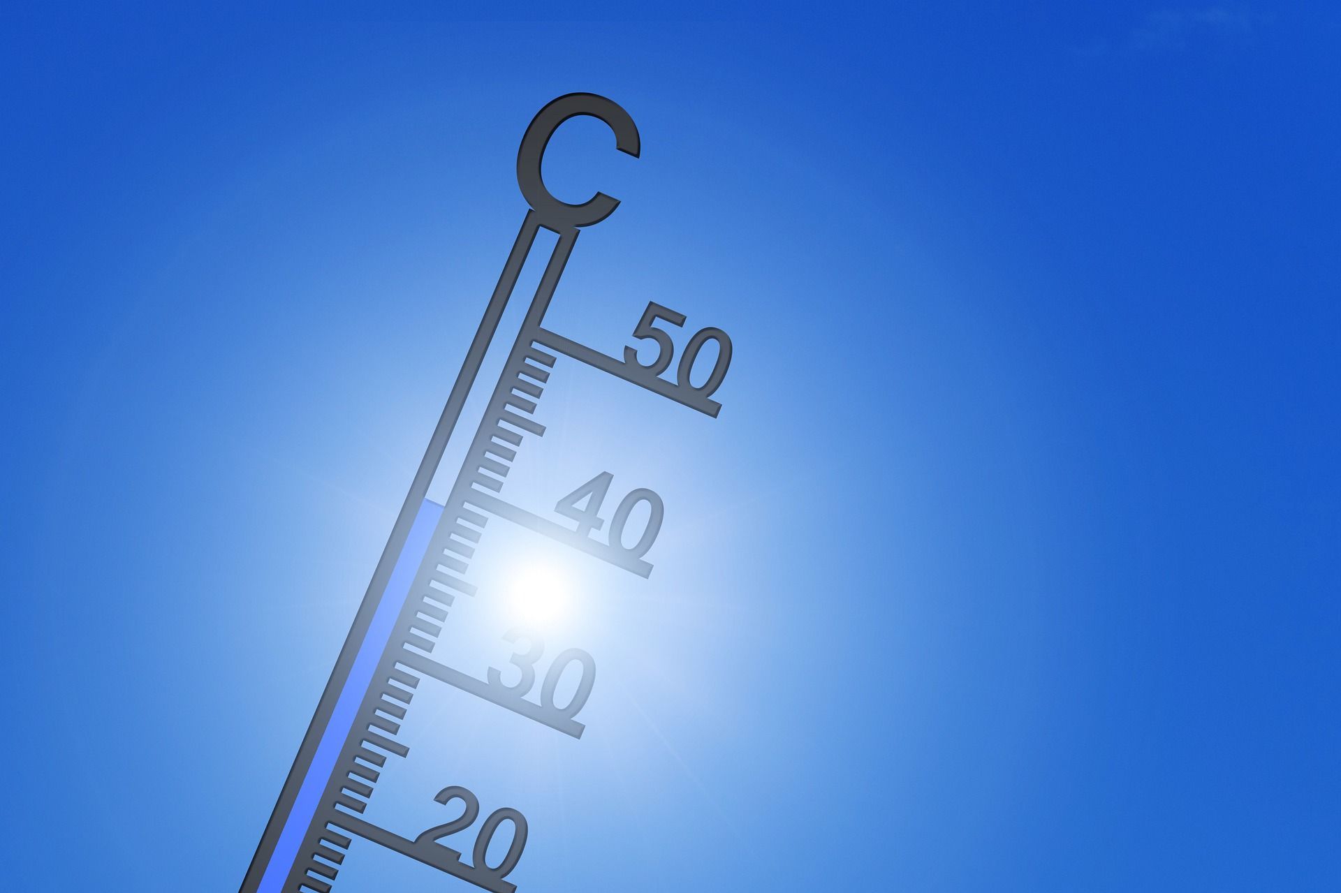 Ilustrasi termometer yang menggambarkan suhu panas.