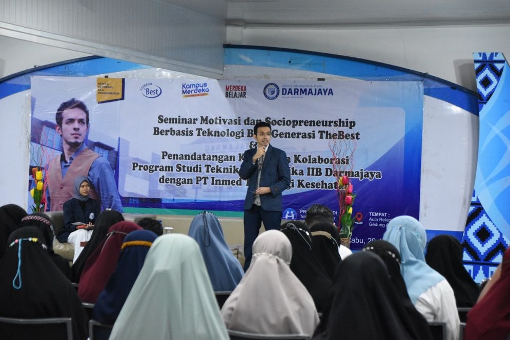 dr. Gamal Albinsaid, M.Biomed. mengisi seminar Motivasi dan Sociopreneurship di Aula Rektorat Lantai III Gedung Alfian Husin IIB Darmajaya.