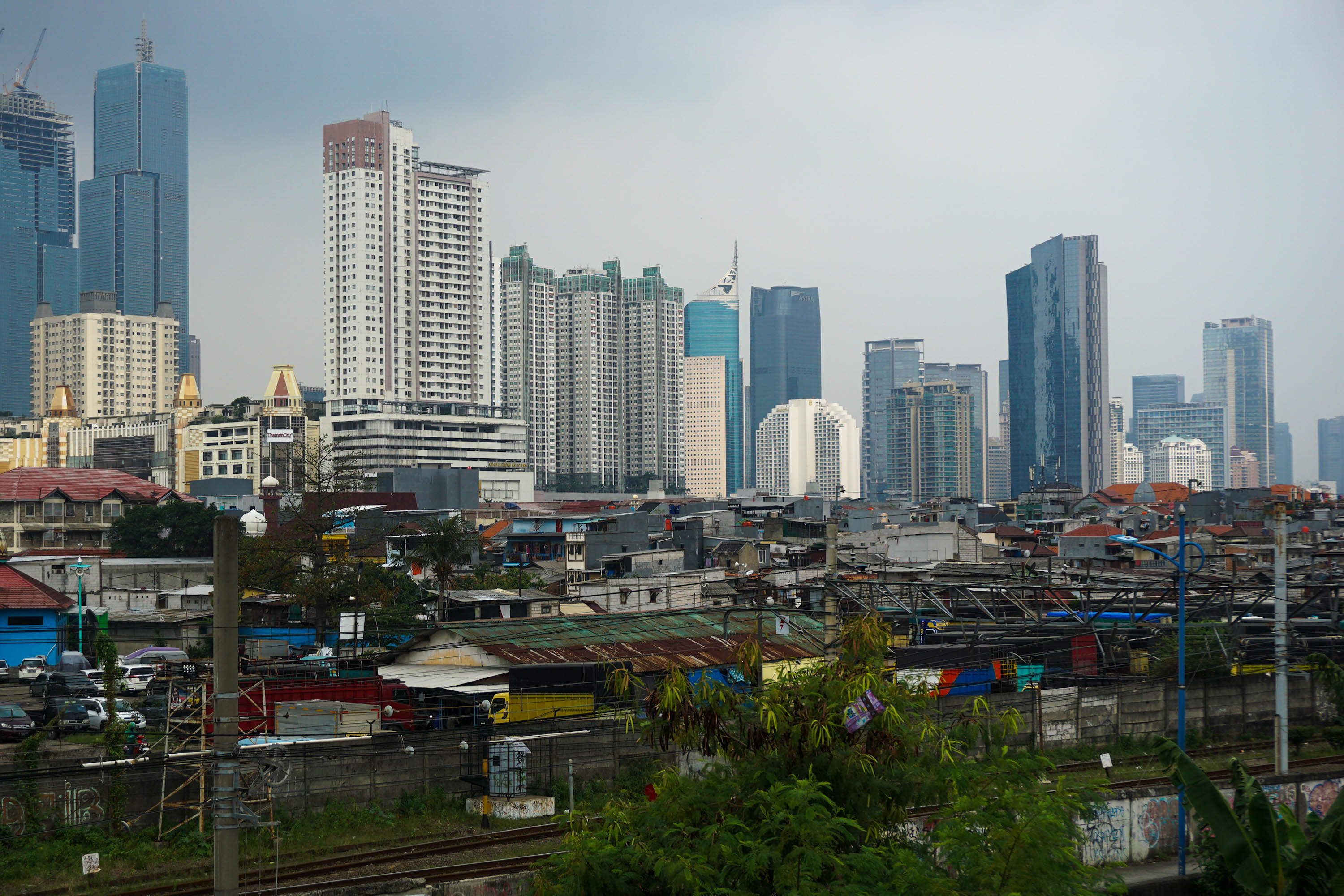 Lanskap pemukiman dengan latar gedung beetingkat di Jakarta. Foto: Ismail Pohan/TrenAsia