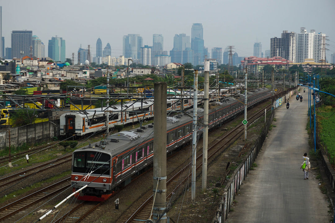 Lanskap pemukiman dengan latar gedung bertingkat di Jakarta. Foto: Ismail Pohan/TrenAsia