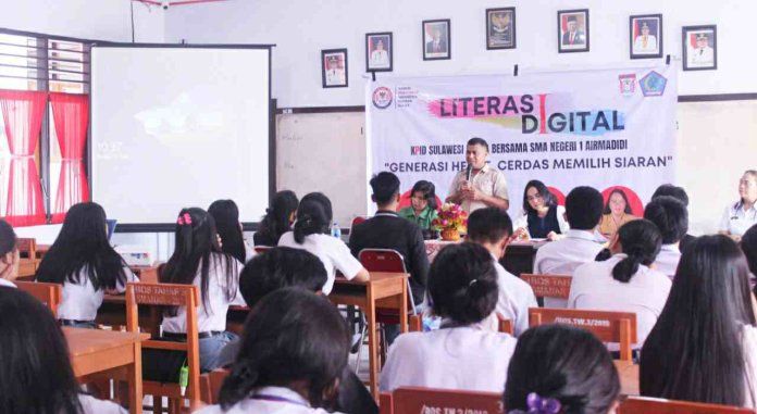 KPID Sulut saat kegiatan di SMAN I Airmadidi. (Foto:Istimewa)