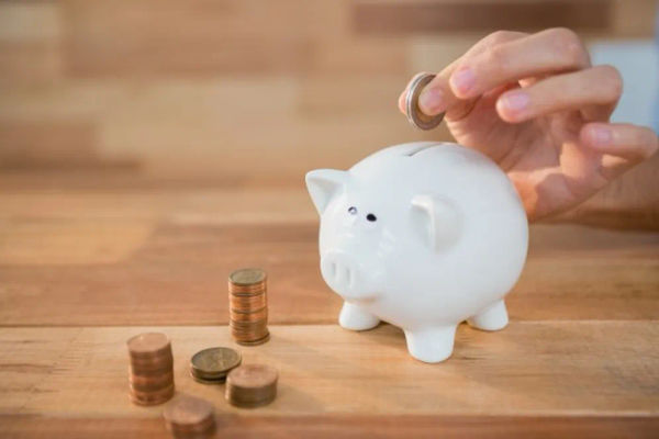 hand-inserting-coin-piggy-bank_1252-1133.webp