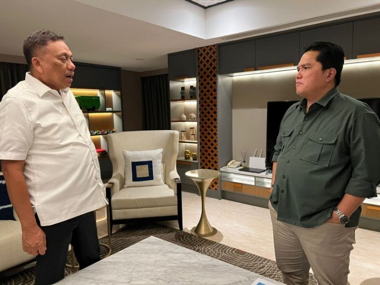 Olly Fonfoksmbey bersama Erick Thohir. (foto:Istimewa)