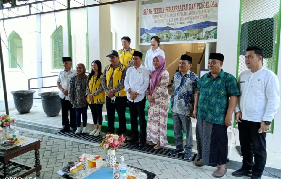 serah terima pemanfaatan Asrama Yayasan Miftahul Khoir Tebu Ireng VII Buyat. (Foto:istimewa)