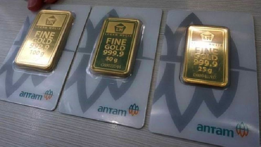 Harga emas 24 karat keluaran Logam Mulia PT Aneka Tambang (Persero) Tbk (ANTM) mengalami penurunan sebanyak Rp4.000 dari perdagangan kemarin