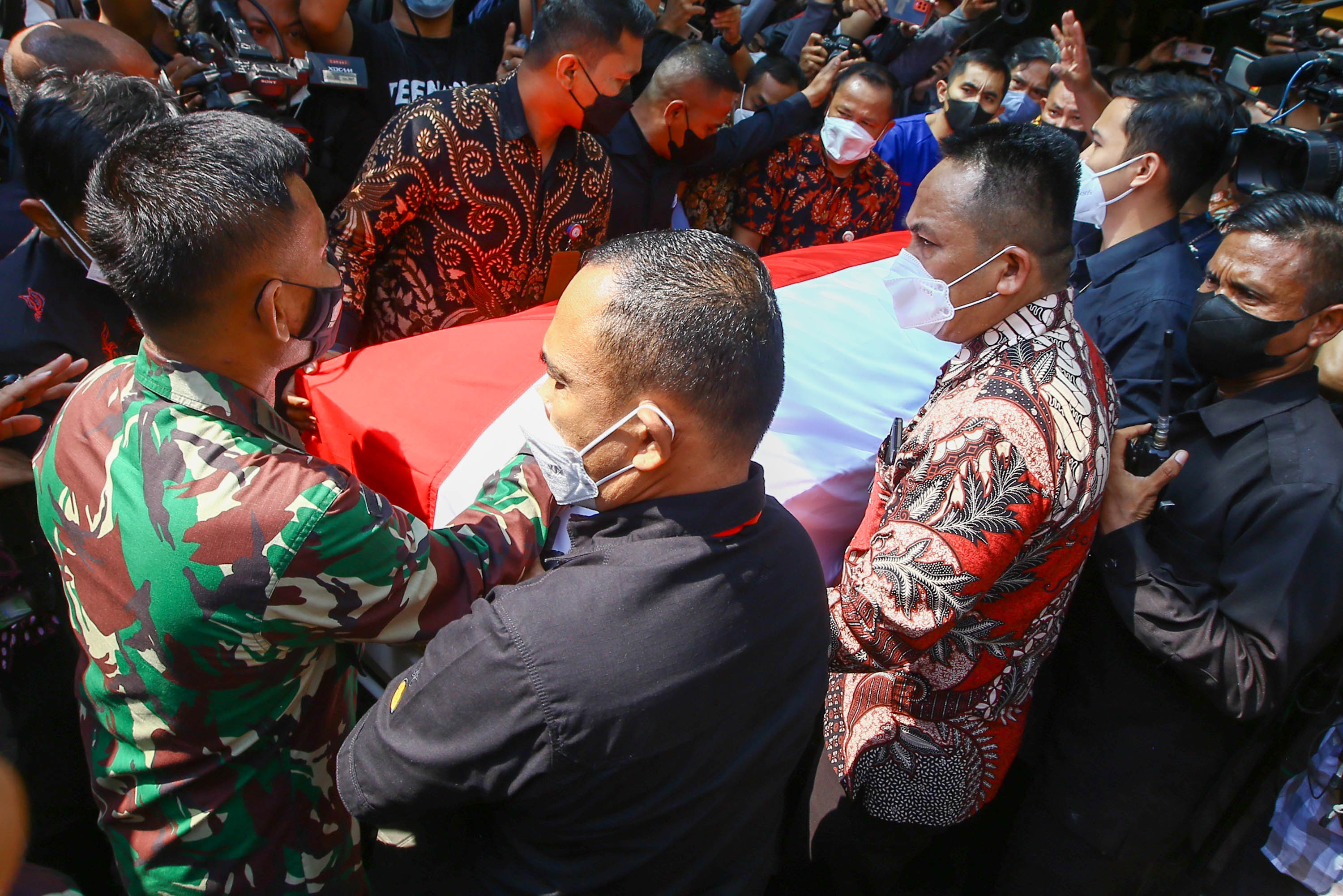 Petugas membawa peti jenazah Menpan RB, Tjahjo Kumolo menuju mobil jenazah untuk dibawa ke rumah duka dari RS Abdi Waluyo, Menteng, Jakarta Pusat, Jum'at, 1 Juli 2022. Foto: Ismail Pohan/TrenAsia