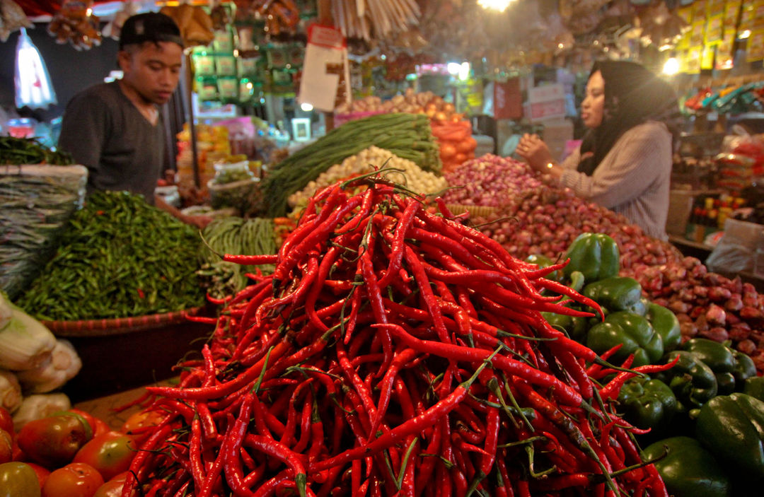 Pedagang cabai bawang di sebuah pasar tradisional. Foto : Panji Asmoro/TrenAsia