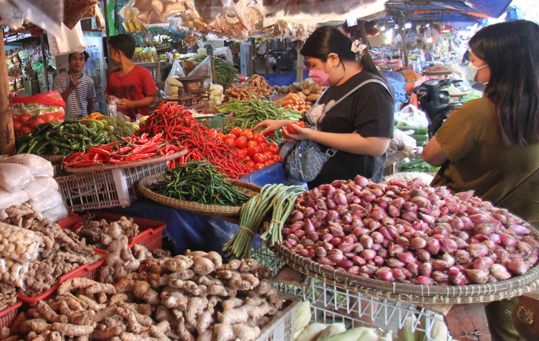 Pedagang cabai bawang di sebuah pasar tradisional. Foto : Panji Asmoro/TrenAsia