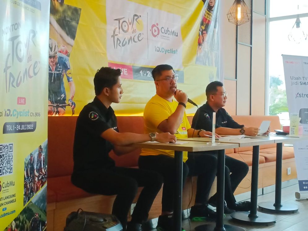 Marketing and Sales Director Transvision, Brando Tengdom  didamping Fahrizal dalam jumpa pers menjelaskan ajang "Tour de France 2022" yang bisa ditonton melalui CubMu.com