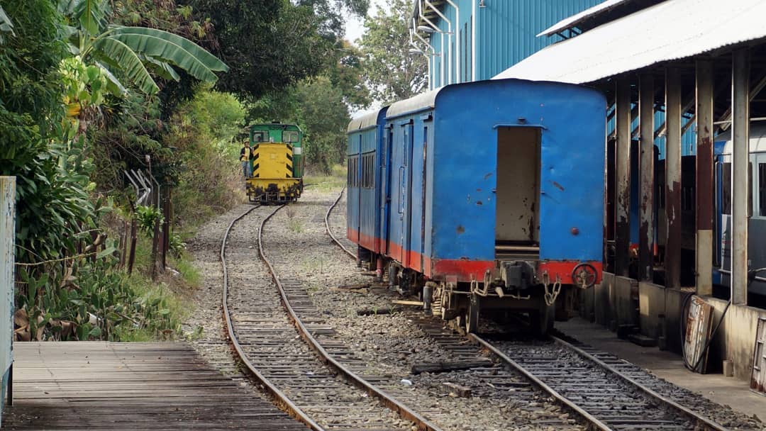Satu-satunya jalur kereta api di Borneo Kalimantan, berada di Sabah, Malaysia yang menghubungkan   Stasiun Tanjung Aru sampai dengan Stasiun Tenom. Seiring pemindahan ibu kota negara, Indonesia akan membangun jalur kereta api di wilayah Kalimantan Timur. 