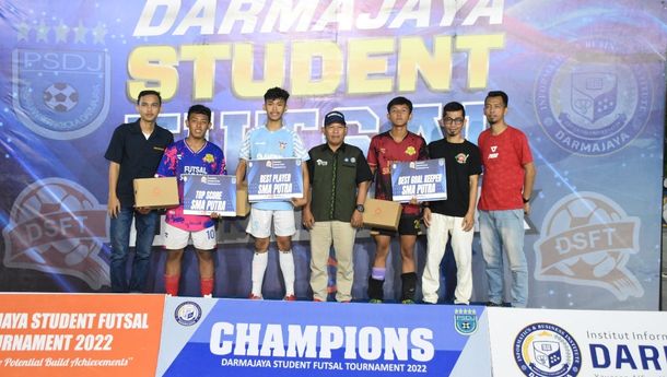 IIB Darmajaya Berikan Beasiswa Rp50 Juta kepada Best Player, Best Keeper, dan Top Skor DSFT 2022