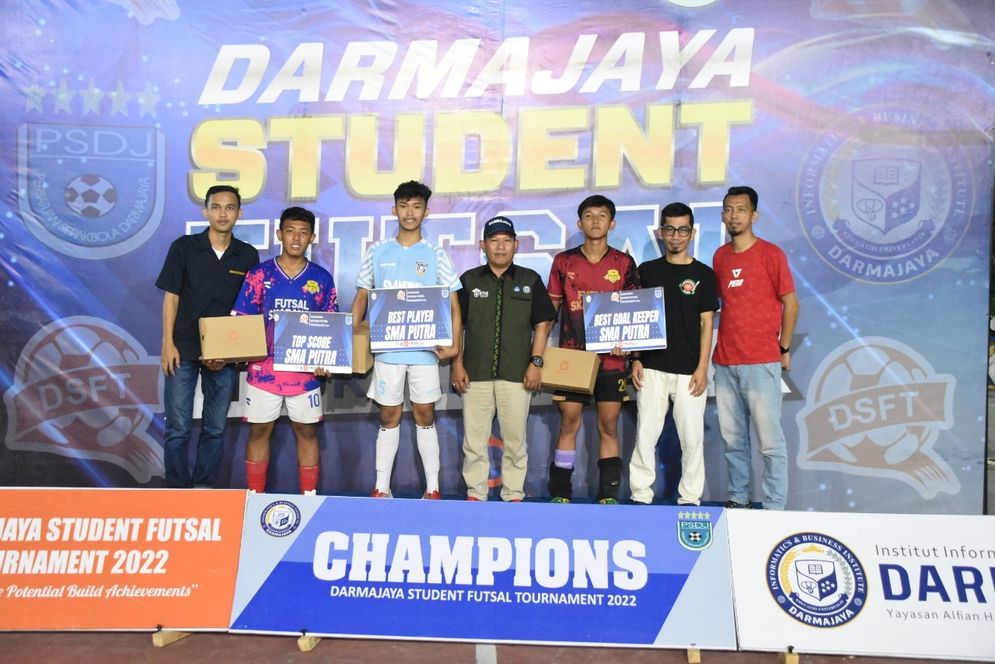 Beasiswa tersebut berupa kuliah gratis selama 8 semester atau 4 tahun di IIB Darmajaya. Selain kuliah juga akan langsung memperkuat tim PSDJ dalam berbagai ajang di tingkat daerah dan nasional.