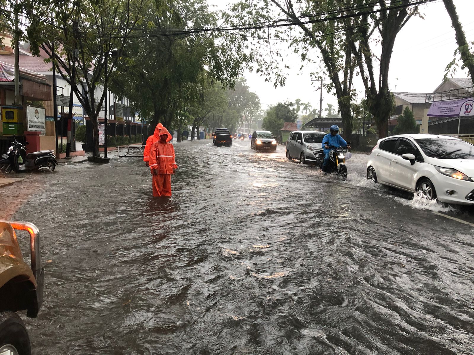 Banjir merendam kawasan DI Panjaitan, Kota Banjarmasin, Senin (4/7/2022) pagi.