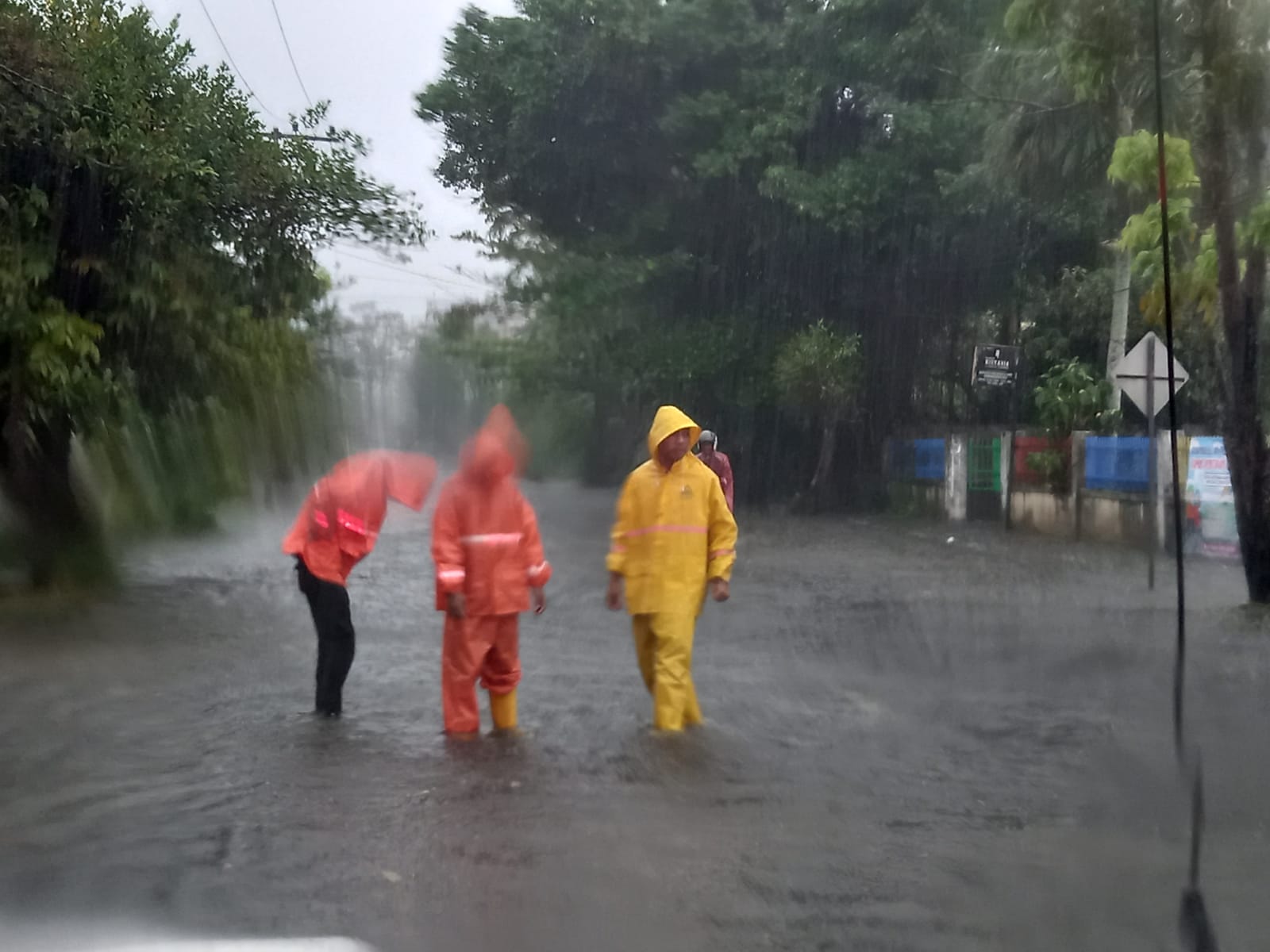 Banjir merendam sejumlah titik di Kota Banjarmasin beberapa waktu lalu. Pertengahan Juli mendatang, fenomena ini akan terjadi lagi di wilayah pesisir. (Source: BPBD Banjamrasin)