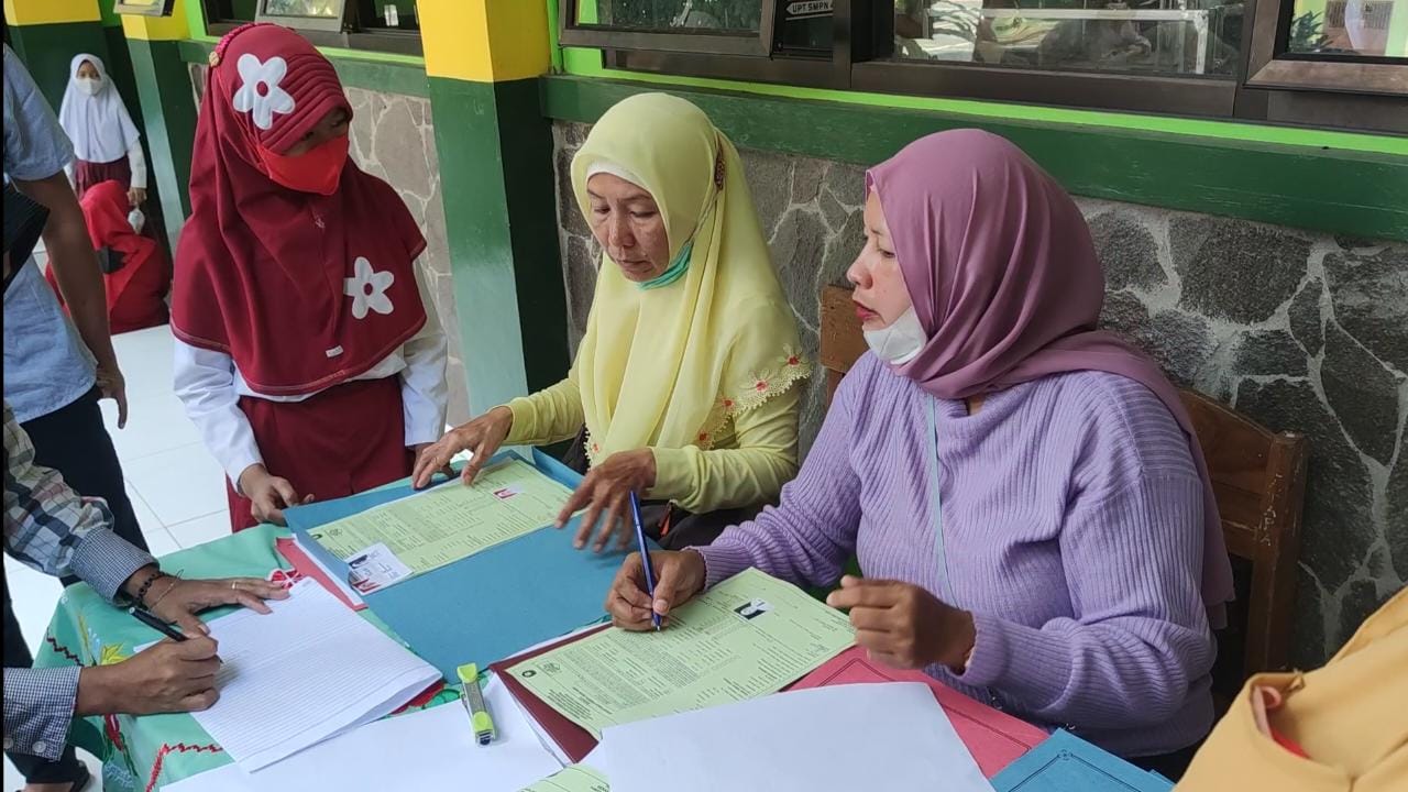 Kurang Paham PPDB Online Dan Kendala Jaringan, Orang Tua Siswa Pilih ...